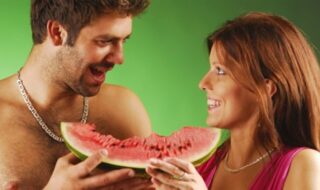 casal comendo melancia